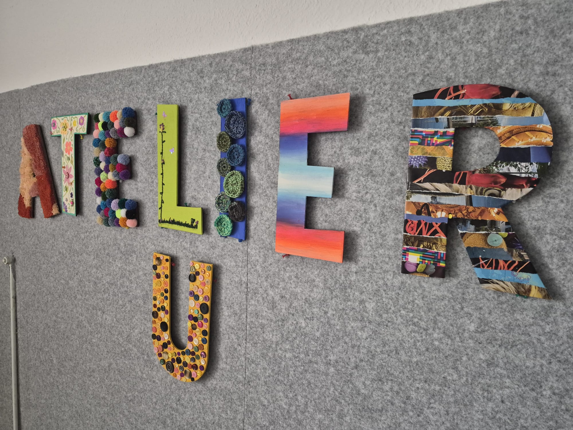 Detailaufnahme der handgemachten Buchstaben
